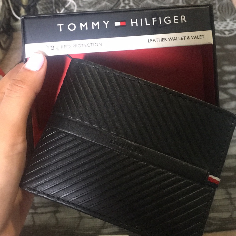 Tommy Hilfiger New Wallet with Box⚪️🔴🔵